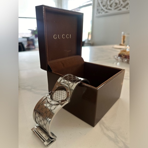 Gucci Silver Twirl Bangle Watch YA112413 - Picture 2 of 7